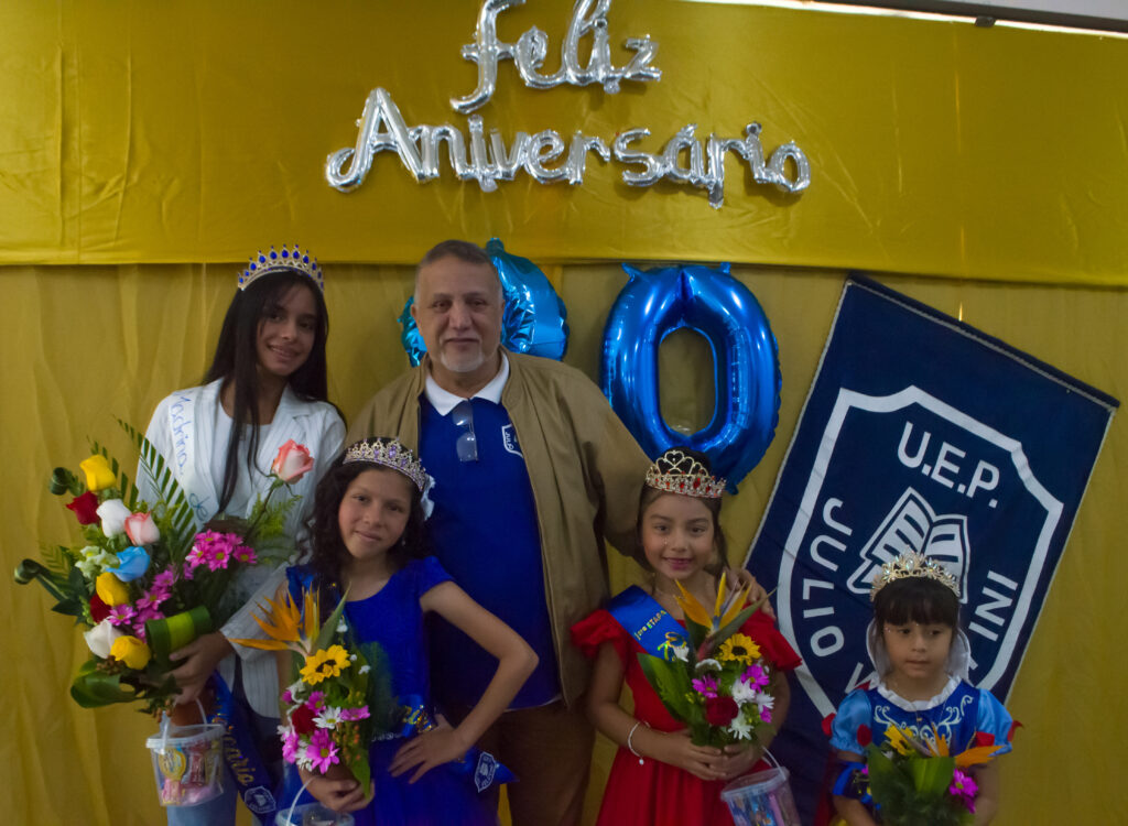 MARIO MORALES DIRECTOR Y LAS REINAS PARA LA CELEBRACION DEL 80 ANIVERSARIO